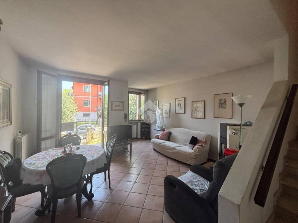 casa indipendente in vendita a Mantova in zona Frassino