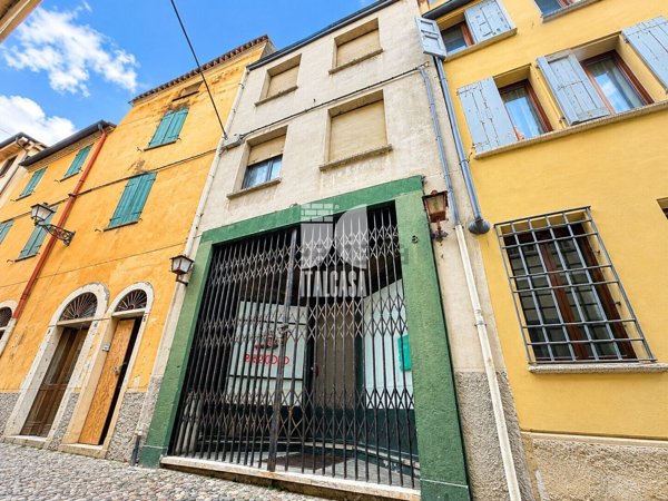 casa indipendente in vendita a Mantova in zona Centro Storico