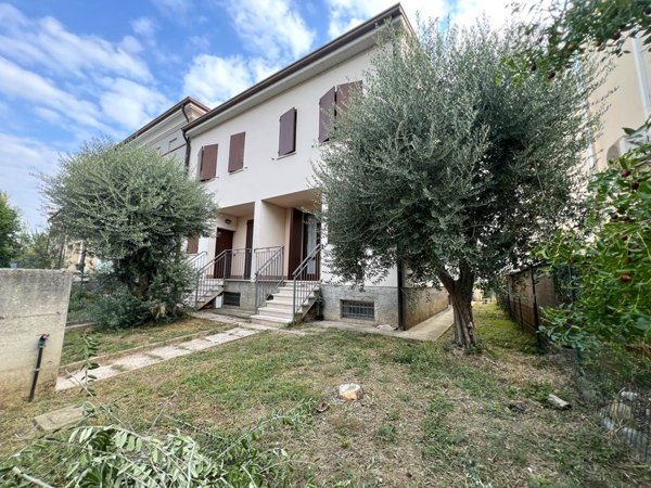 casa indipendente in vendita a Mantova in zona Frassino