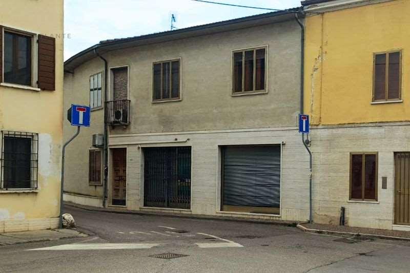 esavano in vendita a Marmirolo