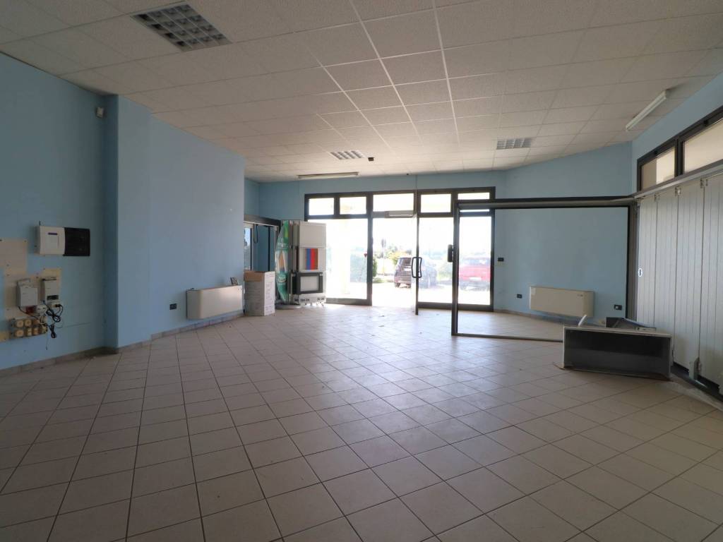 negozio in vendita a Marmirolo