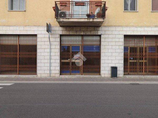 negozio in vendita a Marmirolo