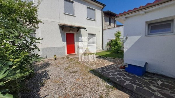 casa indipendente in vendita a Marmirolo in zona Pozzolo