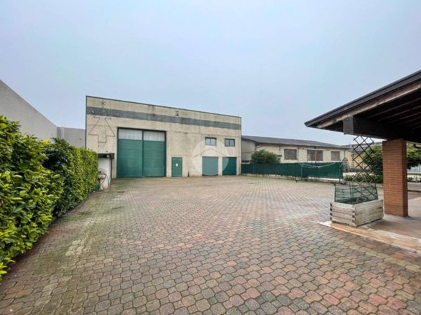 locale commerciale in vendita a Medole