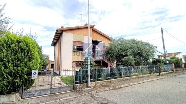 casa indipendente in vendita a Moglia