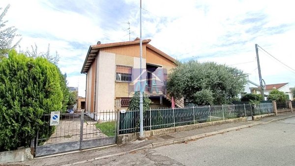 casa indipendente in vendita a Moglia