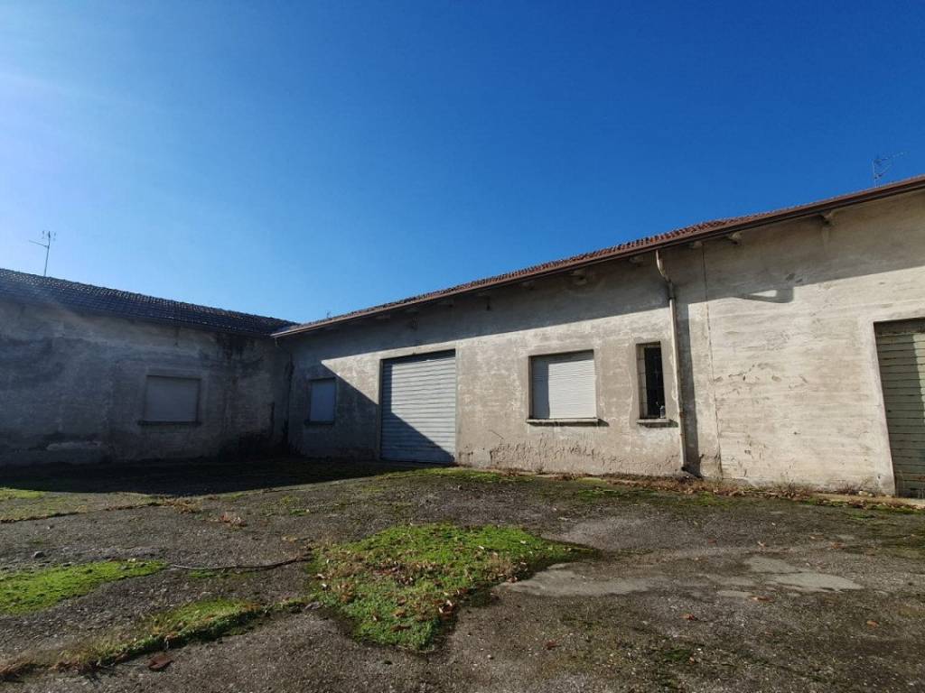 locale commerciale in vendita a Moglia