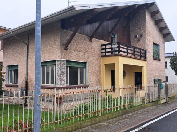 casa indipendente in vendita a Moglia
