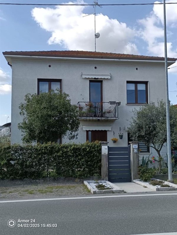casa indipendente in vendita a Moglia in zona Bondanello