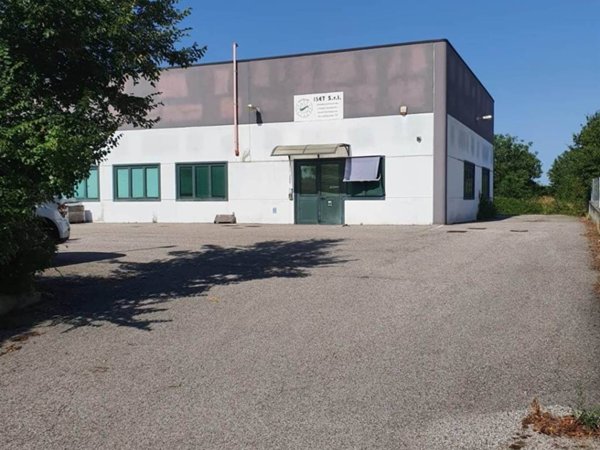 locale commerciale in vendita a Moglia