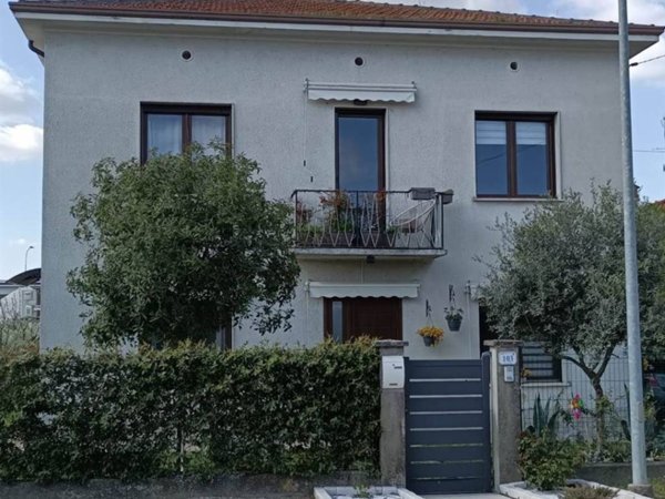 casa indipendente in vendita a Moglia in zona Bondanello