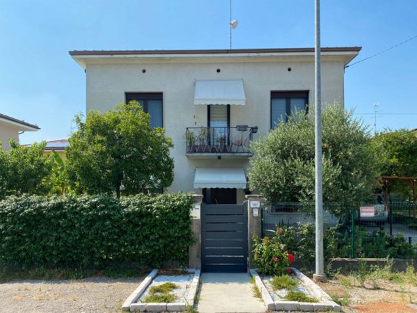 casa indipendente in vendita a Moglia in zona Bondanello