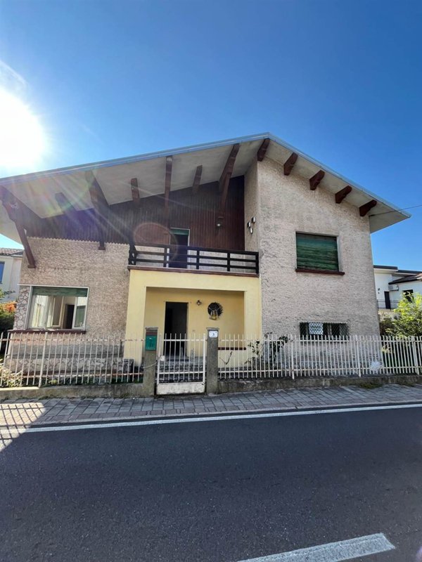 casa indipendente in vendita a Moglia in zona Bondanello