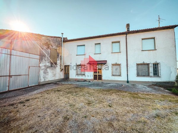 casa indipendente in vendita a Moglia in zona Trivellano