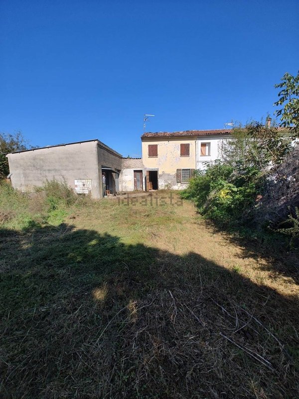 casale in vendita a Moglia