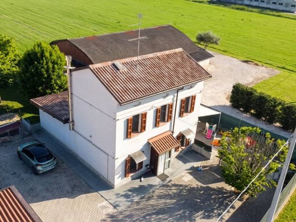 casa indipendente in vendita a Moglia