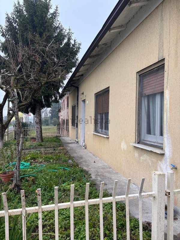 casa indipendente in vendita a Moglia in zona Bondanello