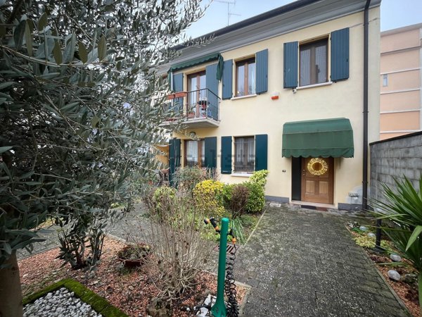 casa indipendente in vendita a Moglia