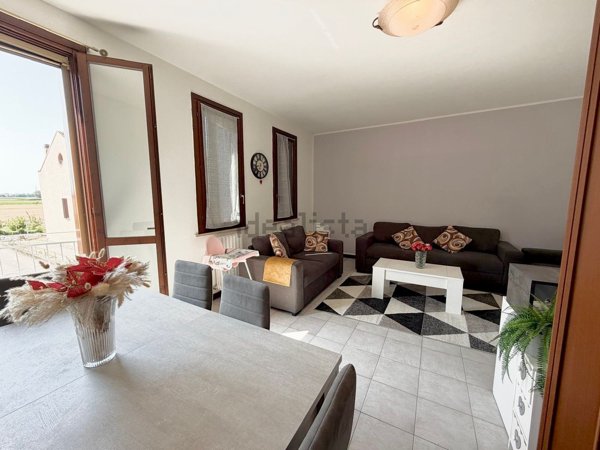 casa indipendente in vendita a Moglia in zona Bondanello