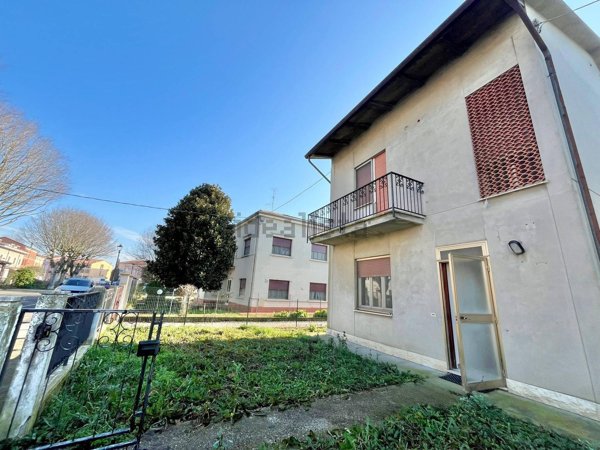 casa indipendente in vendita a Moglia