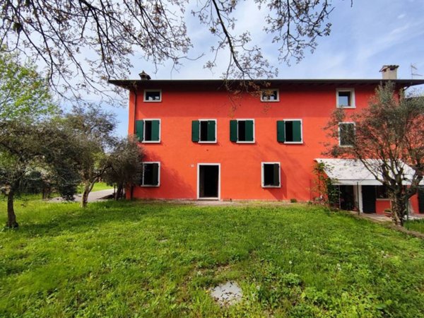 casa indipendente in vendita a Monzambano