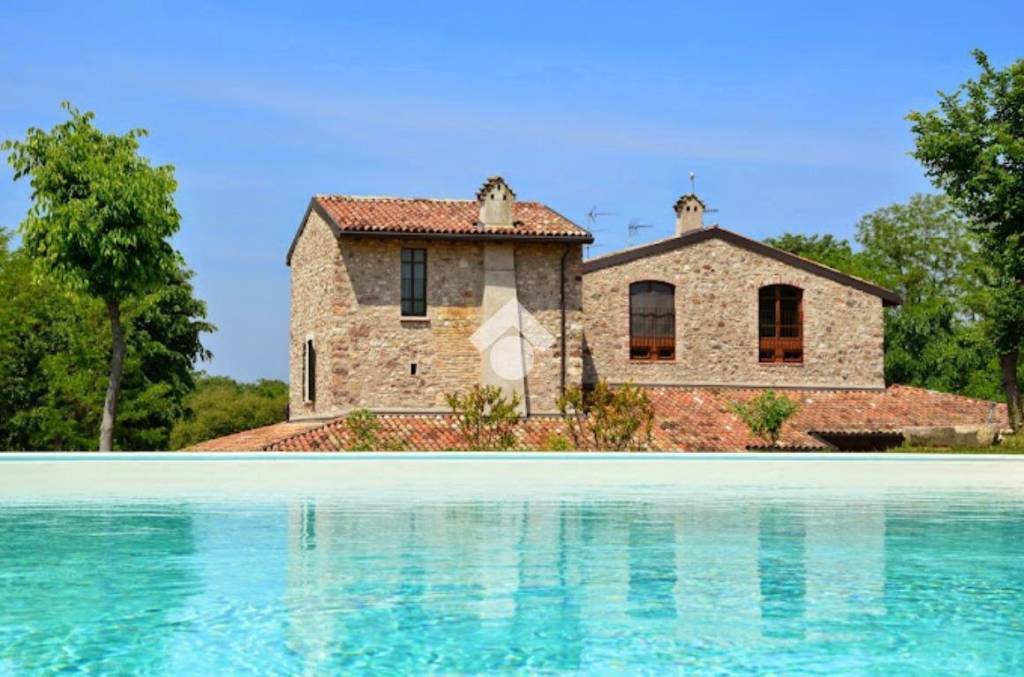casale in vendita a Monzambano