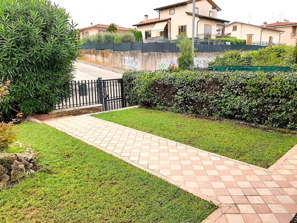 casa indipendente in vendita a Monzambano