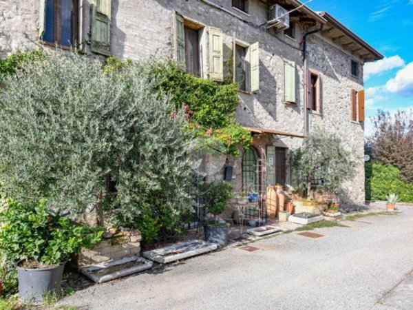 casa indipendente in vendita a Monzambano in zona Castellaro Lagusello