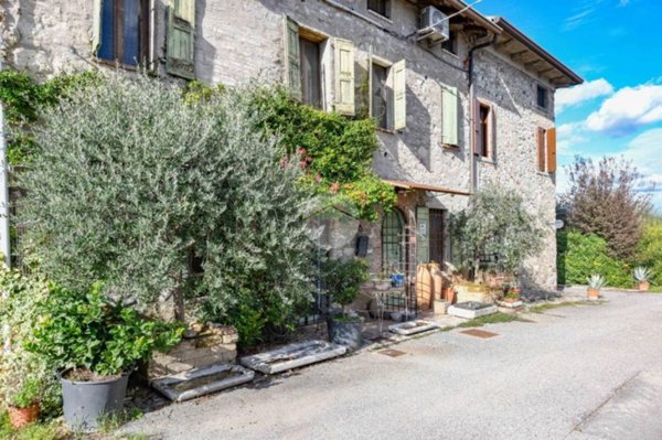 casa indipendente in vendita a Monzambano in zona Castellaro Lagusello