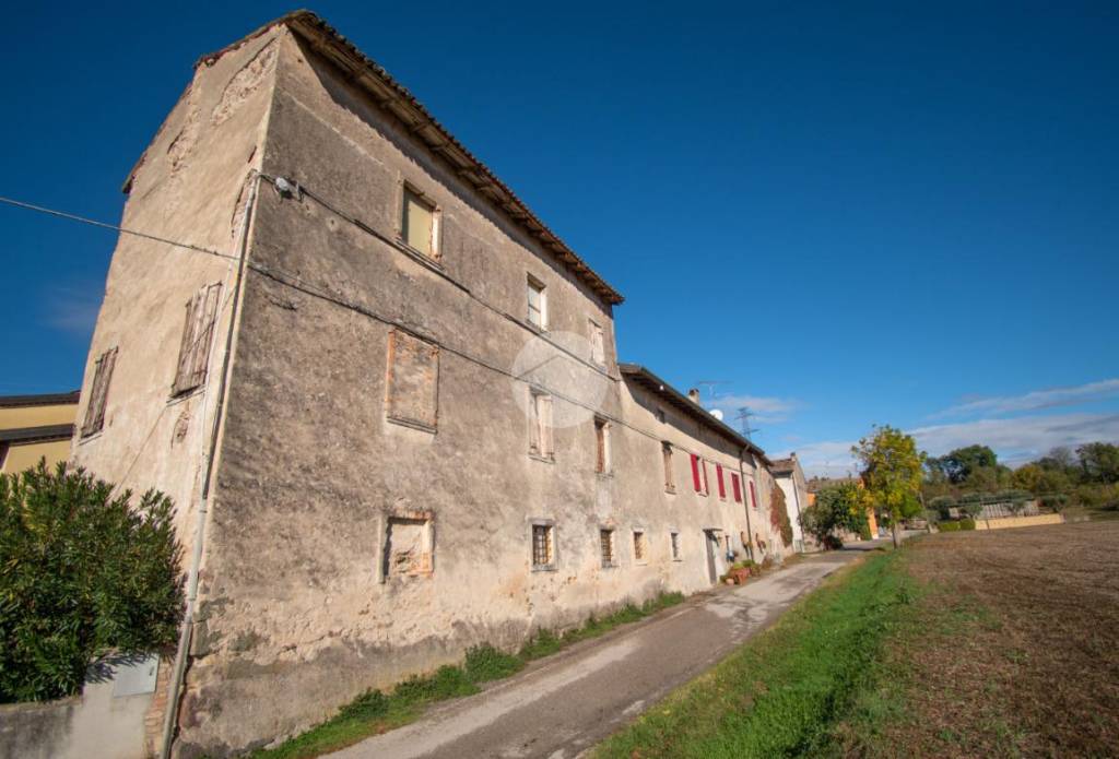 casa indipendente in vendita a Monzambano in zona Castellaro Lagusello