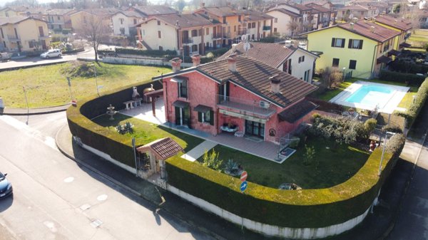 casa indipendente in vendita a Monzambano