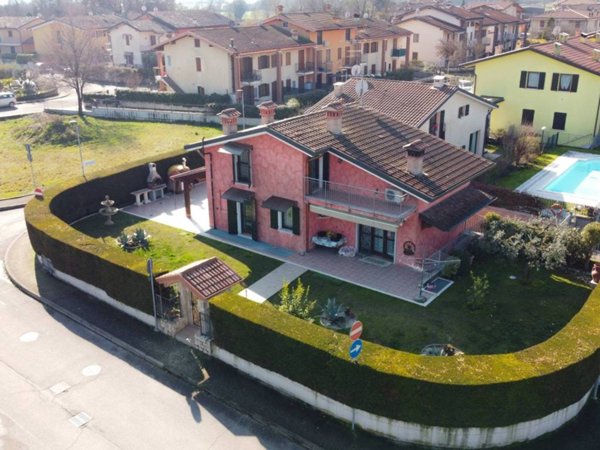 casa indipendente in vendita a Monzambano