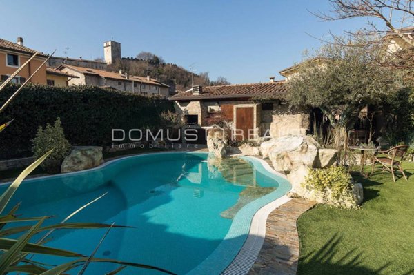 casa indipendente in vendita a Monzambano