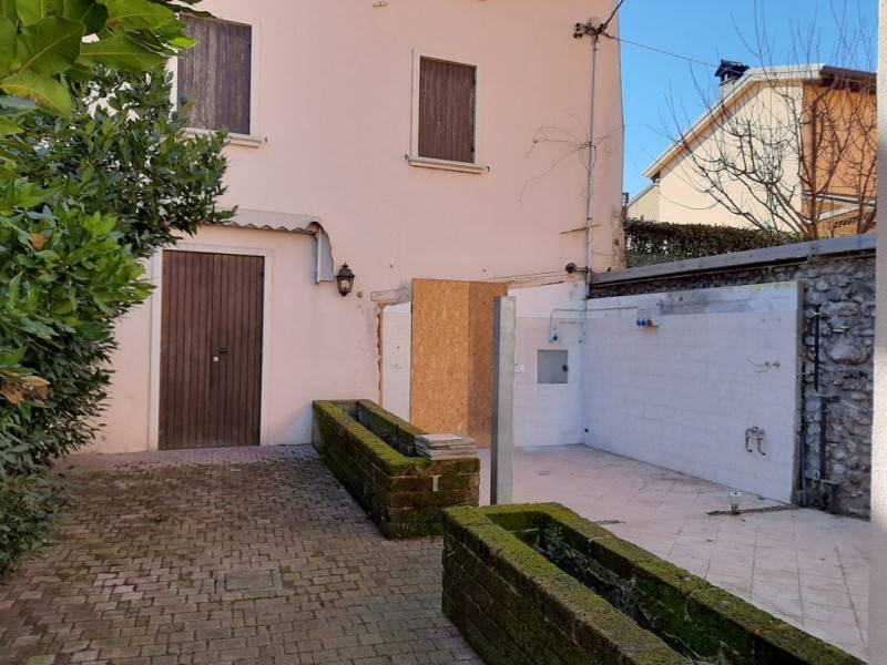 casa indipendente in vendita a Monzambano