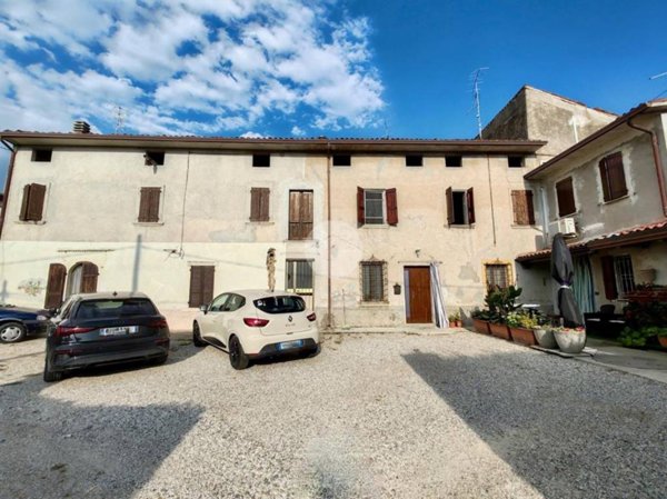 casale in vendita a Monzambano