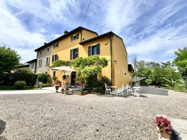 casa indipendente in vendita a Monzambano