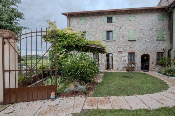 casa indipendente in vendita a Monzambano in zona Pille
