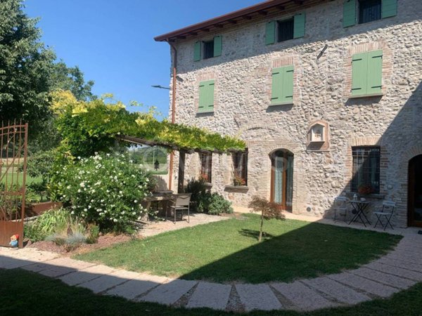 casa indipendente in vendita a Monzambano in zona Pille