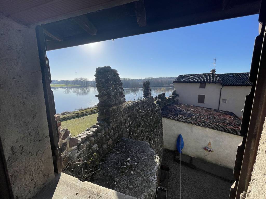 casa indipendente in vendita a Monzambano in zona Castellaro Lagusello