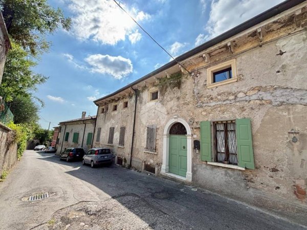 casa indipendente in vendita a Monzambano
