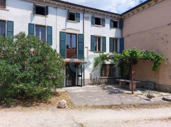 casa indipendente in vendita a Monzambano