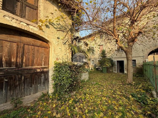 casa semindipendente in vendita a Monzambano