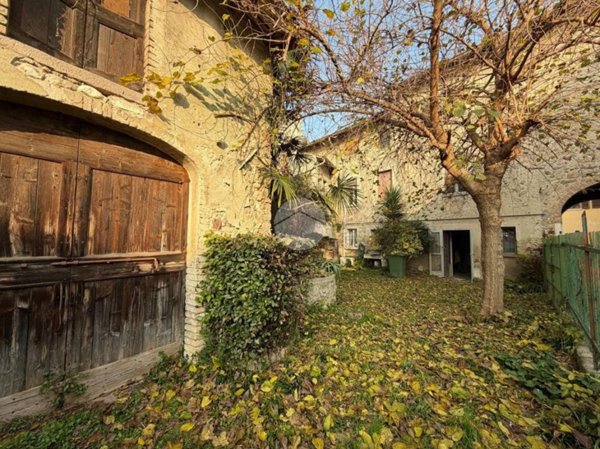 casa indipendente in vendita a Monzambano