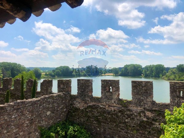 casale in vendita a Monzambano in zona Castellaro Lagusello