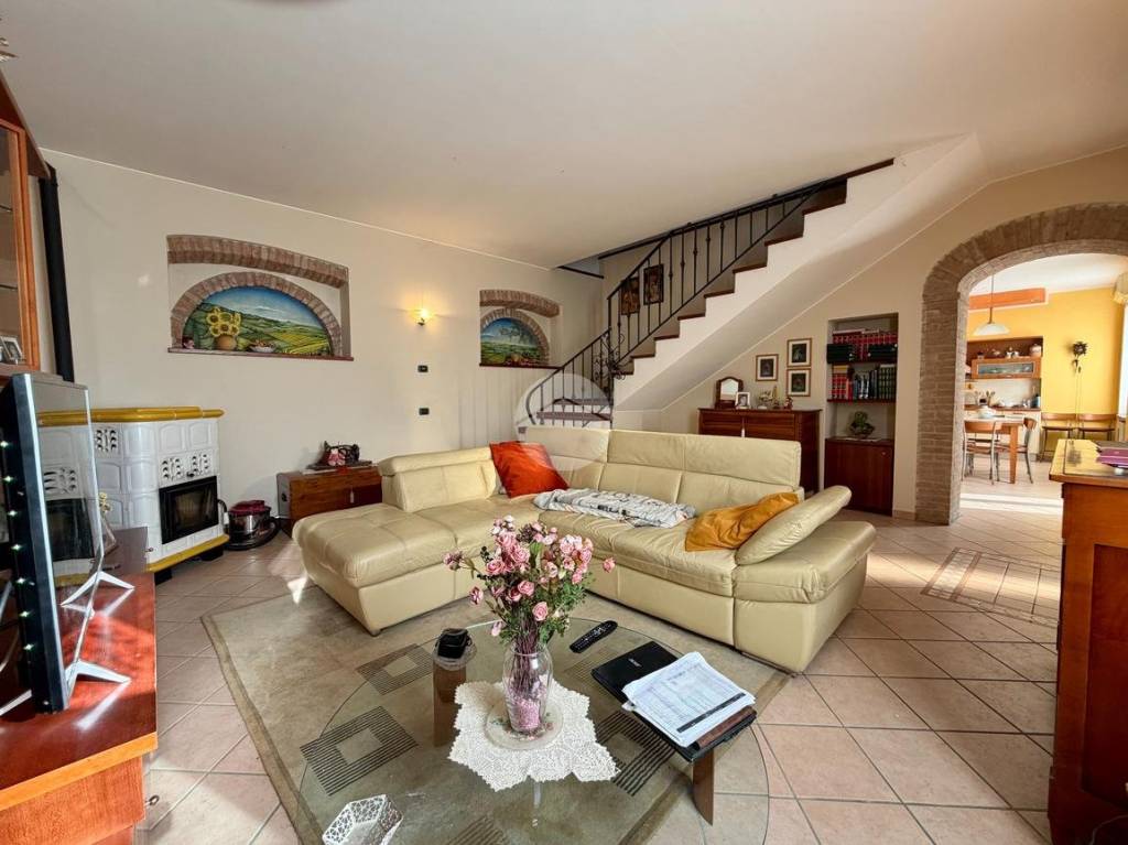 casa indipendente in vendita a Monzambano