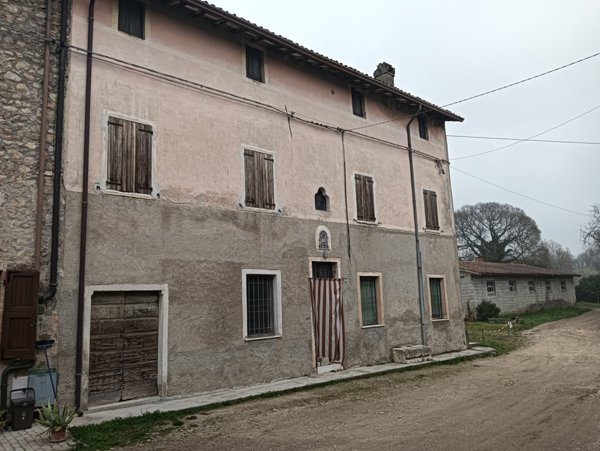 casale in vendita a Monzambano