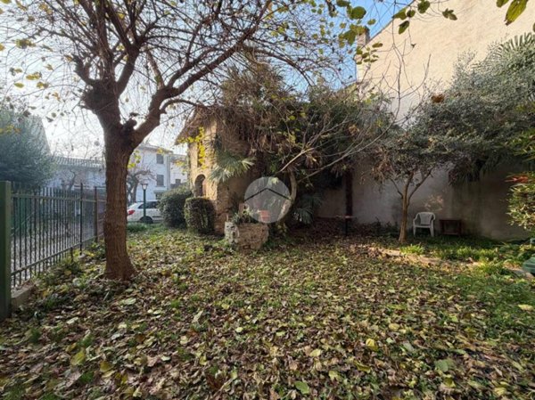 casa indipendente in vendita a Monzambano