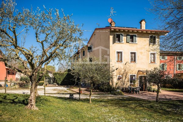 casa indipendente in vendita a Monzambano in zona Castellaro Lagusello
