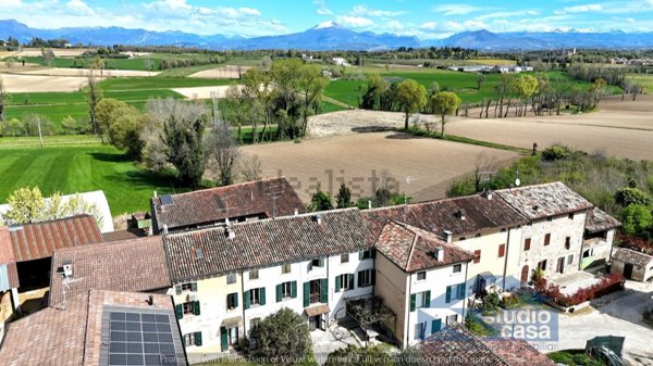 casa indipendente in vendita a Monzambano