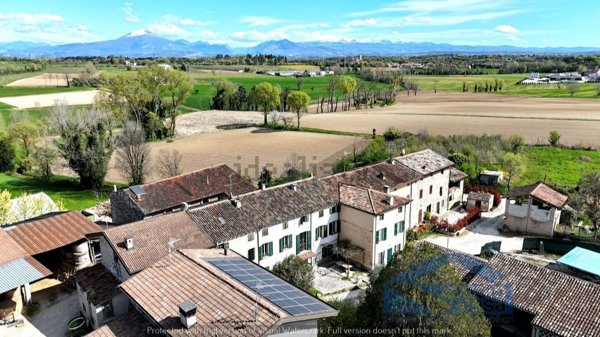 casa indipendente in vendita a Monzambano